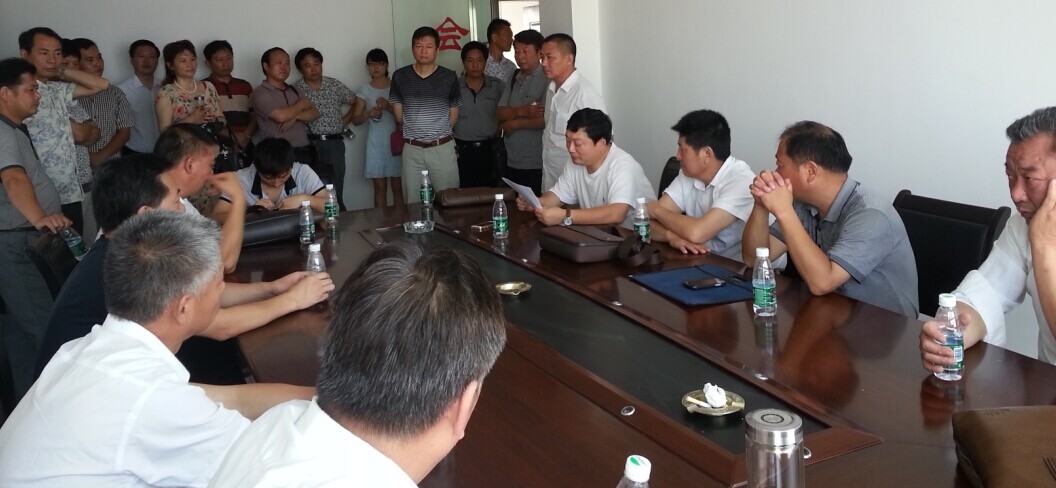 8月1日上午在钟祥市司法局伍运忠副局长带领下，全市各乡镇司法所所长、法律服务所主任及各所法律服务工作者到我所参观交流学习。